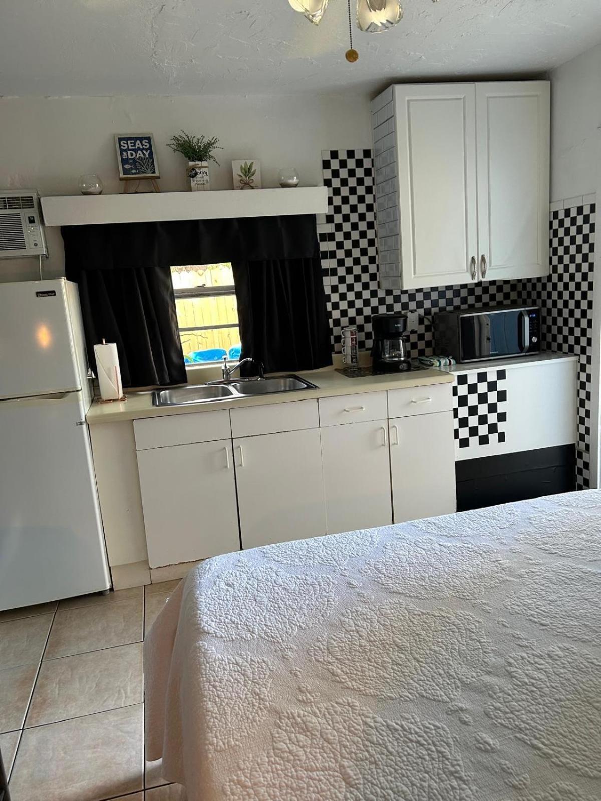 Mini Studio: 10 Min/Siesta Key/Private Entrance/ 사라소타 외부 사진